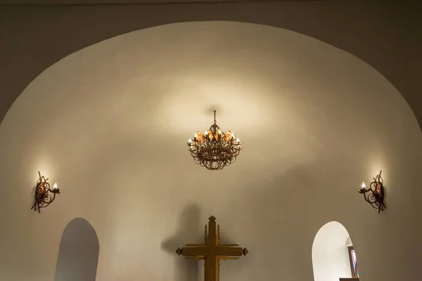 교회 내부 십자가 동상 — 스톡 사진