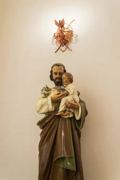 Статуя распятия внутри церкви — стоковое фото