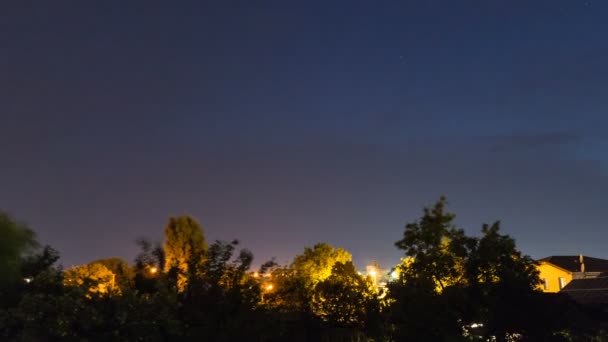 Блискавка блищить в нічному небі — стокове відео