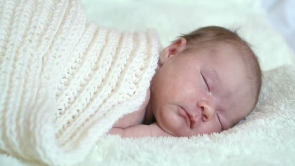 Infant baby portrait in white bed — Stock Video