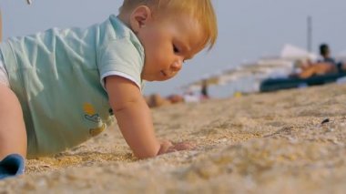 Bebek kumsalda kum oynuyor Kafkas portresi Karadeniz 'e yakın