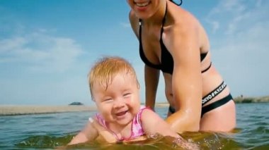 Kafkas dişi ilk kez denizde, suya atlayın ve eğlenin.