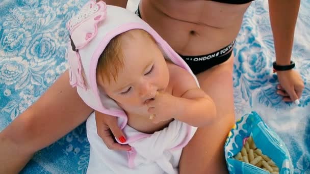 Vit Kvinna Baby Sandstrand Med Mor Äta Mellanmål Och Koppla — Stockvideo