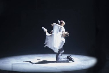 Ryazan Rusya - 07 Şubat 2020 Dmitry Solovyov ve Ekaterina Bobrova buz gösterisi sırasında Rus artistik patinajcılar