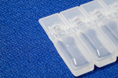 IV çözüm plastik şişe ampul mavi kumaş yüzeyinde.