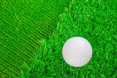 Yeşil suni çim üzerinde beyaz golf topu. Nasıl kaba gelen çip pratik