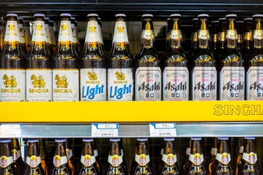 Bangkok, Tayland - 9 Temmuz 2016: Birçok şişe bira Süper market raf. Singha, Singha ışık, Asahi ve Leo markalar.