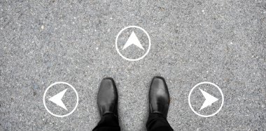 siyah ayakkabılar - üç yolu seçmek için hangi yoldan gideceğimizi karar kavşak ayakta. Beyaz yuvarlak yön işareti beton zemin.