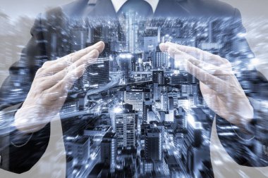 İşadamı koyu gri elbiseli kapak hareket çift pozlama eller ve soyut zum şehir geceleri