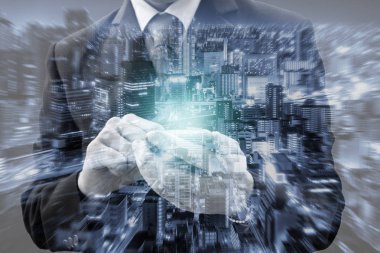 Çift pozlama işadamı koyu gri takım elbise smartphone kullanarak küresel iş ve şehir için geceleri. Küresel iletişim teknolojisi.