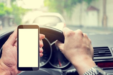 Bir araba sürüş sırasında smartphone kullanarak. Yasadışı ve tehlikeli.