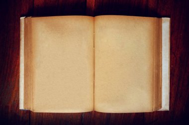 Eski grunge boş sayfa kağıt kitap ahşap masa - vintage etkisi tarihinde açıldı.