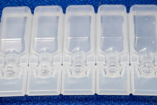 IV çözüm plastik şişe ampul mavi kumaş yüzeyinde.