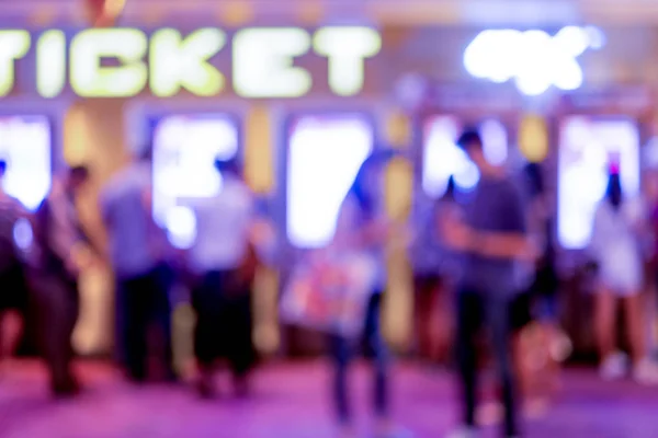 Gente Borrosa Abstracta Comprando Entradas Cine Máquina Venta Entradas Electrónicas — Foto de Stock