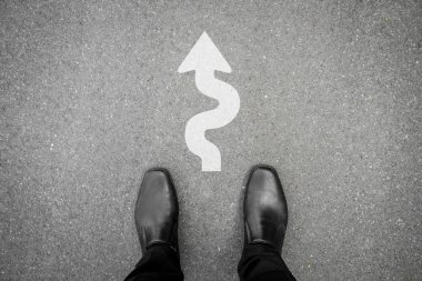 Sokak, sert ve zor yol ileri yön kat işareti önünde onu üzerinde duran işadamı