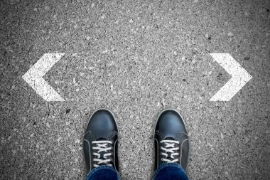 Siyah casual ayakkabı gitmek için hangi yolu karar kavşak ayakta.