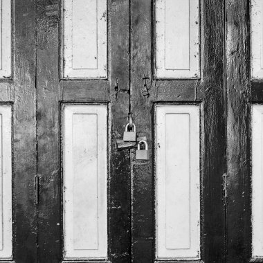 Bangkok, Tayland ve anahtar eski stil siyah beyaz ahşap kapı kilitli. Vintage ve monoton etkisi.