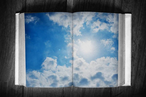 Megnyílt Régi Grunge Oldalak Papír Könyv Fából Készült Asztal Felhős — Stock Fotó