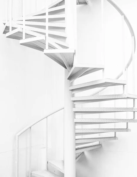 Escalera Caracol Acero Blanco Pared Blanca Fondo Uso Fábrica Industria —  Fotos de Stock