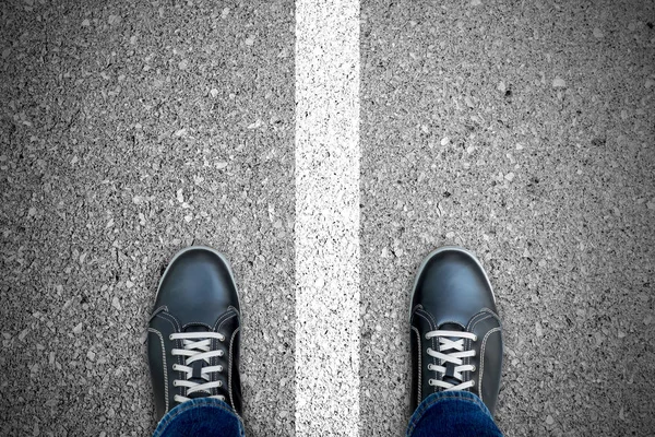 Beyaz üzerinde duran siyah casual ayakkabı o ayrı sol ve sağ satır. Her iki tarafta duruyor. Doğru ve yanlış. İyi ve kötü.