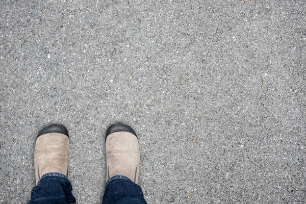 Sapatos Camurça Marrom Piso Concreto Asfáltico Tomada Decisão Que Fazer — Fotografia de Stock