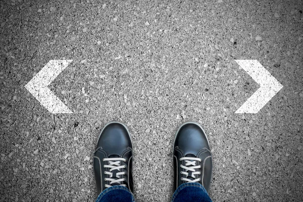 Μαύρο Casual Παπούτσια Στέκεται Στο Σταυροδρόμι Αποφάσεων Ποιο Δρόμο Διανύσουμε — Φωτογραφία Αρχείου