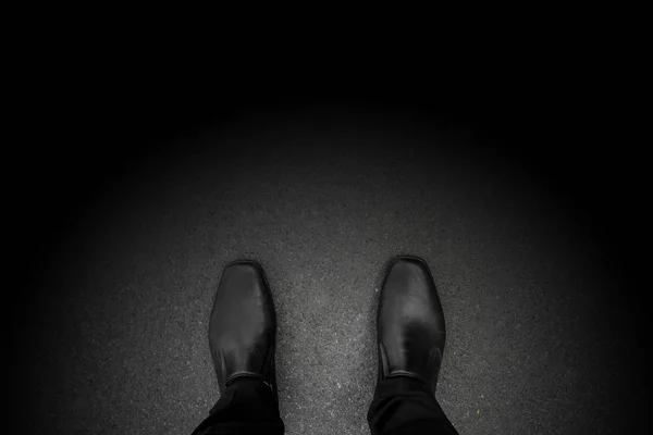 Επιχειρηματίας Που Στέκεται Στο Δρόμο Στο Πουθενά Σκοτάδι Μπροστά Και — Φωτογραφία Αρχείου