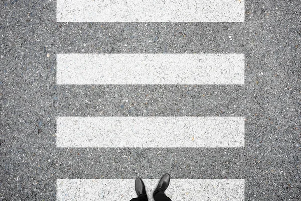 Empresário Sapatos Pretos Esperando Passadeira Para Atravessar Rua — Fotografia de Stock
