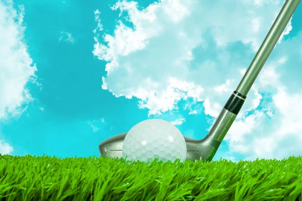 Biały Golf Piłka Fairway Drewno Sztuczna Trawa Zielona Niebo Latem — Zdjęcie stockowe