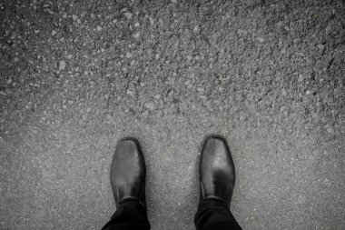 Devam edin ve tüm bariyer başarı olmak zor şekilde mücadele yapma kararı asfalt beton üzerinde duran işadamı kat.