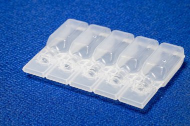 IV çözüm plastik şişe ampul mavi kumaş yüzeyinde.