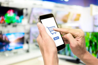 Bir televizyon satın almak için e-ticaret için smartphone kullanarak.