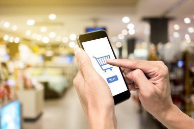 Bir e-ticaret mağaza içinde smartphone kullanarak.