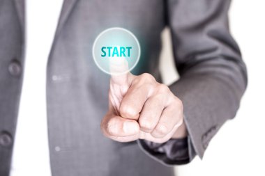 Onun iş ve başarı başlamak için Başlat düğmeye dokunmatik ekran arayüzü üzerinde gri elbiseli işadamı.