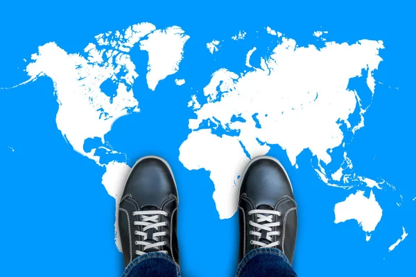 Zapatos Casuales Negros Pie Mapa Del Mundo Comienzan Hacer Viaje —  Fotos de Stock