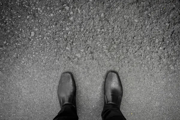 Devam edin ve tüm bariyer başarı olmak zor şekilde mücadele yapma kararı asfalt beton üzerinde duran işadamı kat.