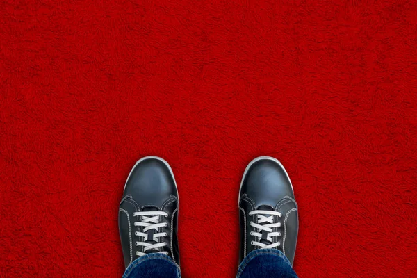 Schwarze Freizeitschuhe Auf Rotem Teppich Beginn Seines Erfolgs Und Ruhms — Stockfoto