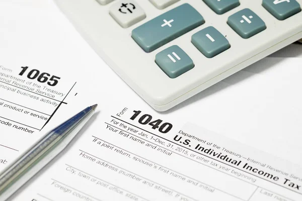 Tax Form 1040 1065 Pen Calculator — Stock Photo, Image