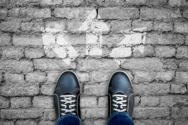 Man Zwarte Schoenen Permanent Het Kruispunt Overgaat Welke Weg Gaan — Stockfoto