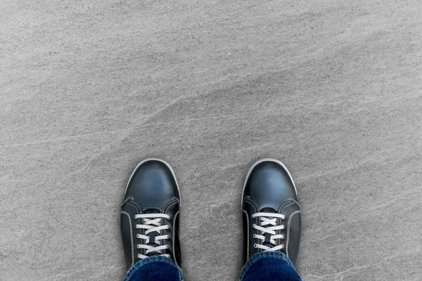 Μαύρο Casual Παπούτσια Που Στέκεται Στο Πέτρινο Δάπεδο — Φωτογραφία Αρχείου