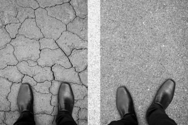 Farklı yol üzerinde duran iki iş adamı. Bir pürüzsüz düz yolda bozuk yolda başka bir duygu basınç rahatlatıcı. Kolay ve zor. İş ve hayat adil değildir.