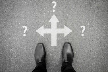 Siyah ayakkabı karar kavşak hangi yoldan gideceğimizi - seçmek için üç yol ama tüm belirsiz gelecek olan işadamı.