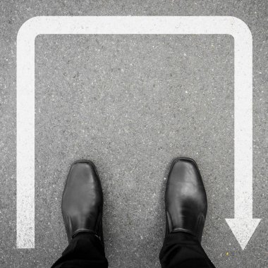 Siyah ayakkabılar U'ya duran oturum açmak