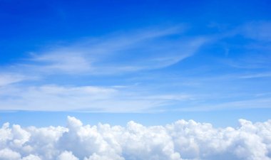 Cennet ve cennet gibi uçak penceresinden bulutların üzerinde mavi gökyüzü.