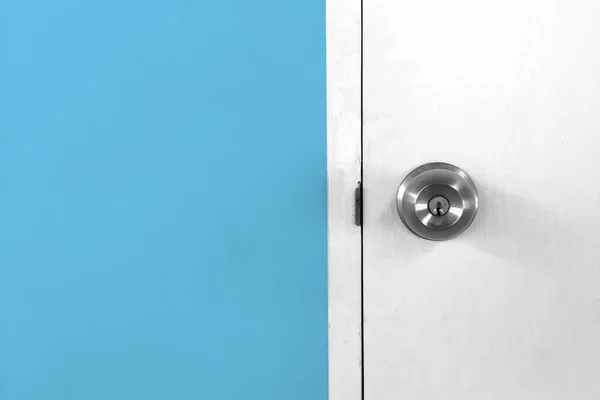 Дверная Ручка Белой Деревянной Двери Голубой Бетонной Стене — стоковое фото