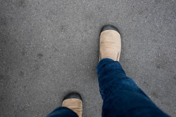 Uno Con Jeans Zapatos Gamuza Marrón Caminando Por Camino Concreto —  Fotos de Stock