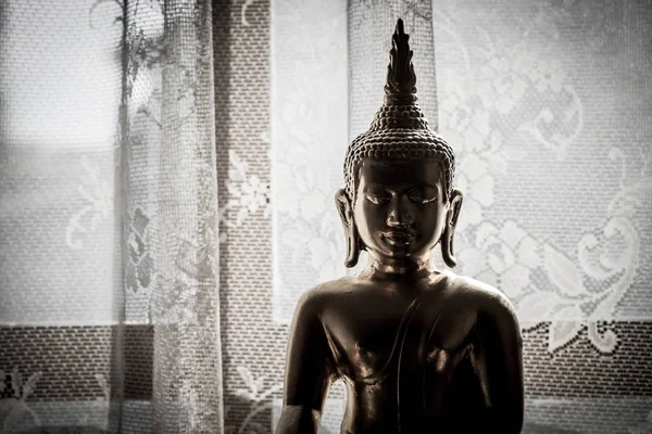Estatua Buda Oro Casi Silueta Sentarse Ventana Con Cortina Blanca — Foto de Stock