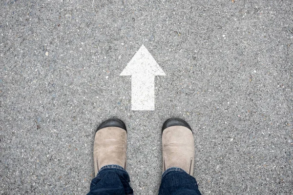 Scarpe Scamosciate Marrone Piedi Sulla Strada Andare Avanti Segno Direzione — Foto Stock