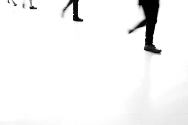 Bewegingsonscherpte Mensen Lopen Witte Tegelvloer Wandelen Een Rij Zwart Wit — Stockfoto