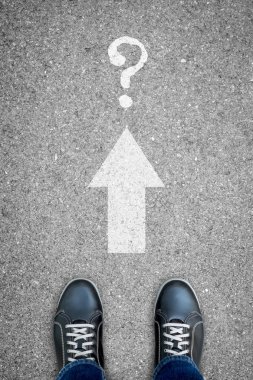 Siyah casual Ayakkabı ve yön hiçbir yerde oturum